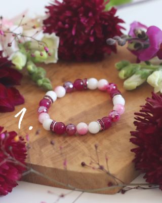 Pojďte se s prokousat sychravým počasím s krásnými podzimními barvami a novou kolekcí Vřes. ❓Který z minerálních náramků...