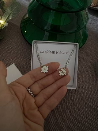 💚Náhrdelníky Patříme k sobě💚 Od gravírování písmen, tisknutí cedulky, po balení… 🧩 dárková krabička v ceně 🧩 písmena na...